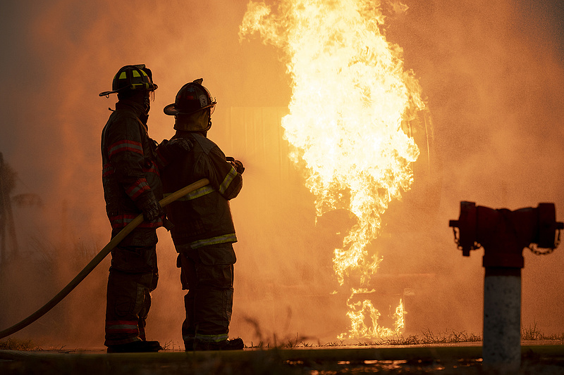 Baj lesz ebből: bármikor felcsaphatnak a lángok, de a tűzoltók negyede nyugdíjba készül