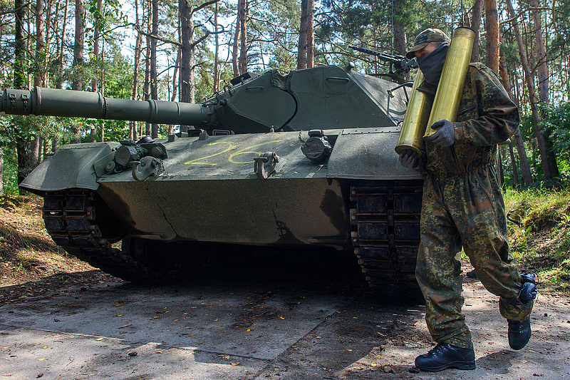 Az Ukrajnának küldött elavult tankok miatt kritizálják a német kormányt