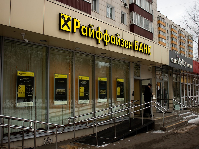 Bedobták a zsarolás-kártyát az oroszok: a külföldi bankok márpedig maradnak