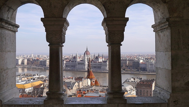 Ismét filmcsillagok között járhatunk az ezerarcúnak vélt Budapesten