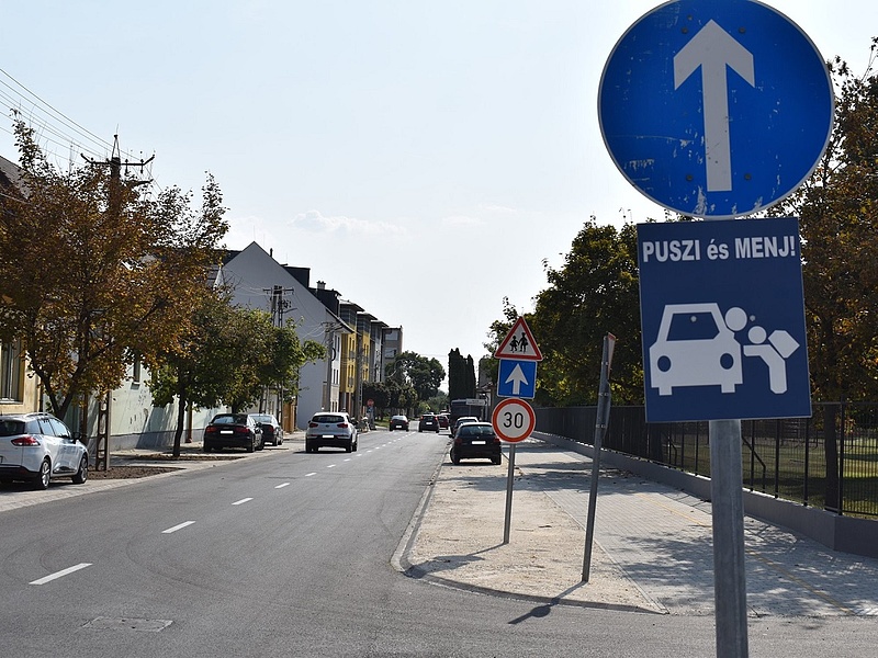 „Puszi, és menj!” – újfajta közlekedési táblák terjednek Budapesten