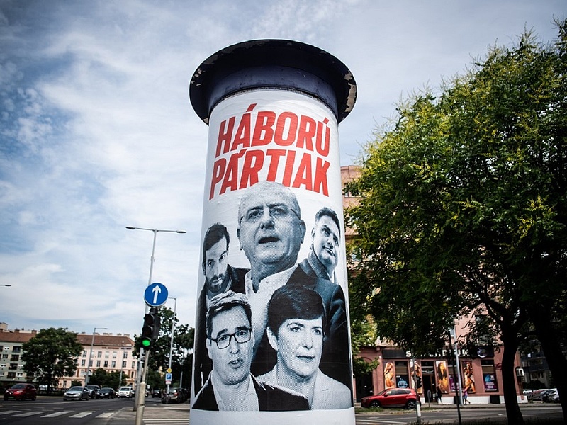 Százmilliókba kerülhetett az ellenzéki politikusokat háborúpártinak beállító plakátkampány