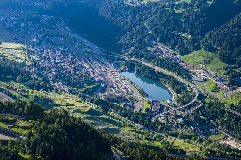 Repedés miatt lezárták a svájci Gotthard-alagutat