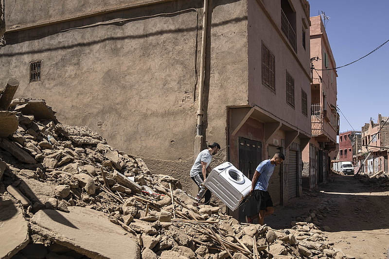 Versenyt futnak az idővel a mentőcsapatok Marokkóban