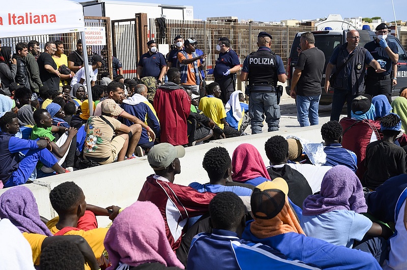 Akár 18 hónapig táborba zárhatják az illegálisan érkezőket az olaszok