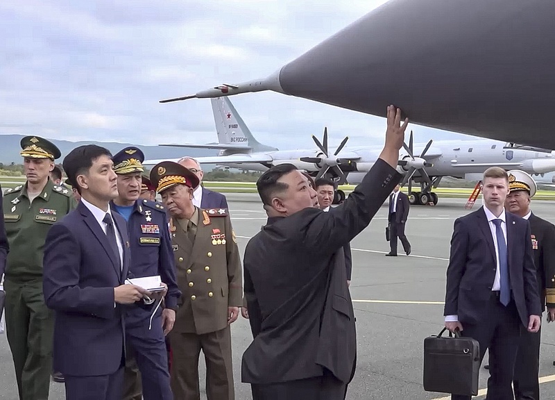 Folytatódik a szibériai turné: nukleáris bombázók ejtették ámulatba Kim Dzsongunt