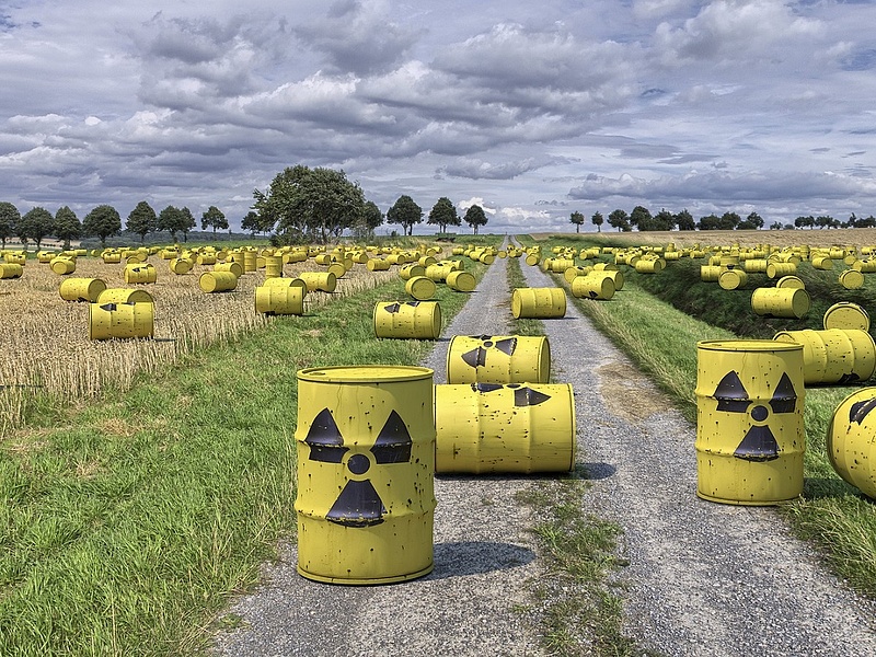 Nagy mennyiségű radioaktív hulladékra bukkantak Budapesttől 200 kilométerre