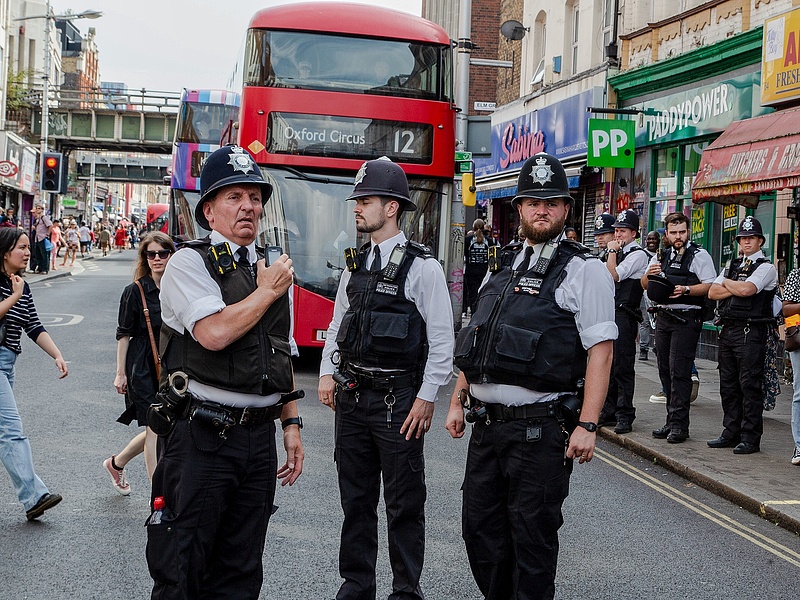 Egyre több londoni rendőr adja le a fegyverét, miután vádat emeltek kollégájuk ellen