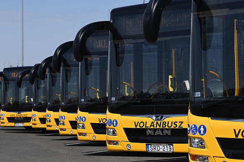 Vitézy: hiába ácsorognak az utasok a megállóban, tíz buszból négy kimarad