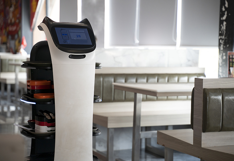 Robotpincér szolgálja ki a vendégeket ebben a hazai étteremben