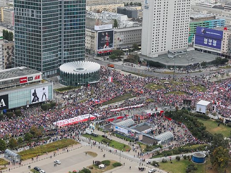Mintegy 800 ezer ember ment ki Varsó utcáira