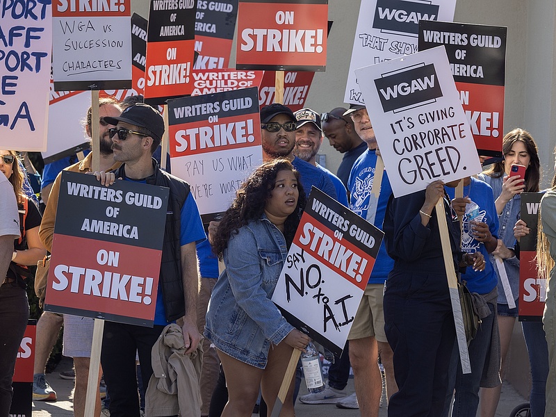 Közel 170 ezer forintot vettek ki a sztrájkolók hollywoodi írók zsebéből
