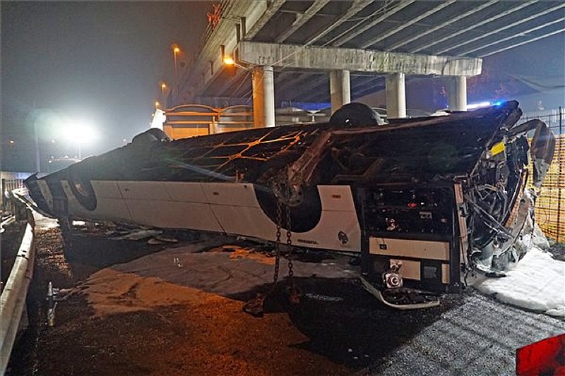 Felüljáróról zuhant a busz a sínekre, 21 turista halt meg egy velencei buszbalesetben