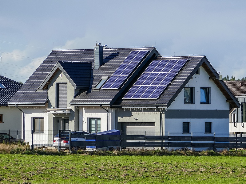 A magyar ingatlanok alig 4 százaléka rendelkezik napelemmel