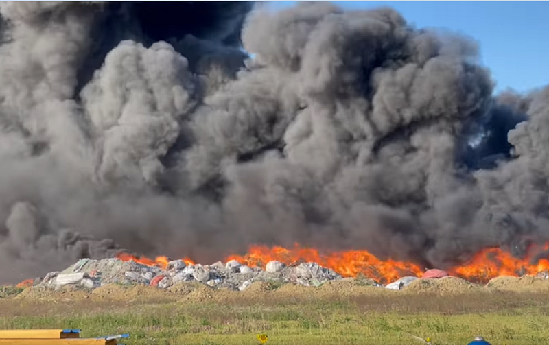 Még mindig ég a pokol tüze 30 kilométerre a határtól - videóval