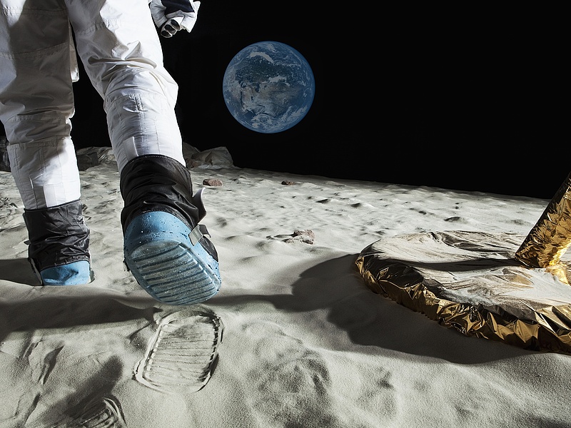 Összeállt a NASA a Pradával, a divatház űrruháiban utaznak a Holdra az asztronauták