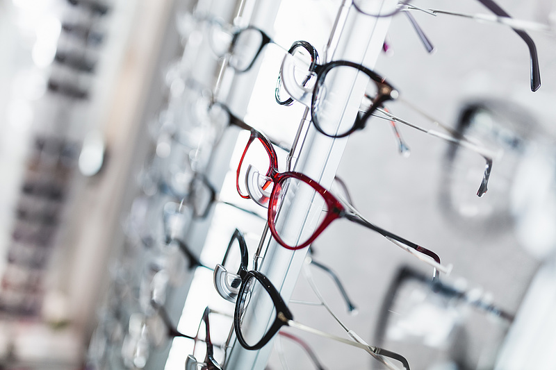 Tornyosuló várólisták a szemészeteken: mélyen zsebbenyúlós lett egy szemüveg