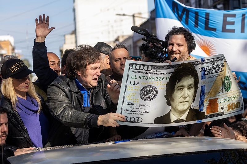 A bőrdzsekis argentin Trump a dollárt választaná