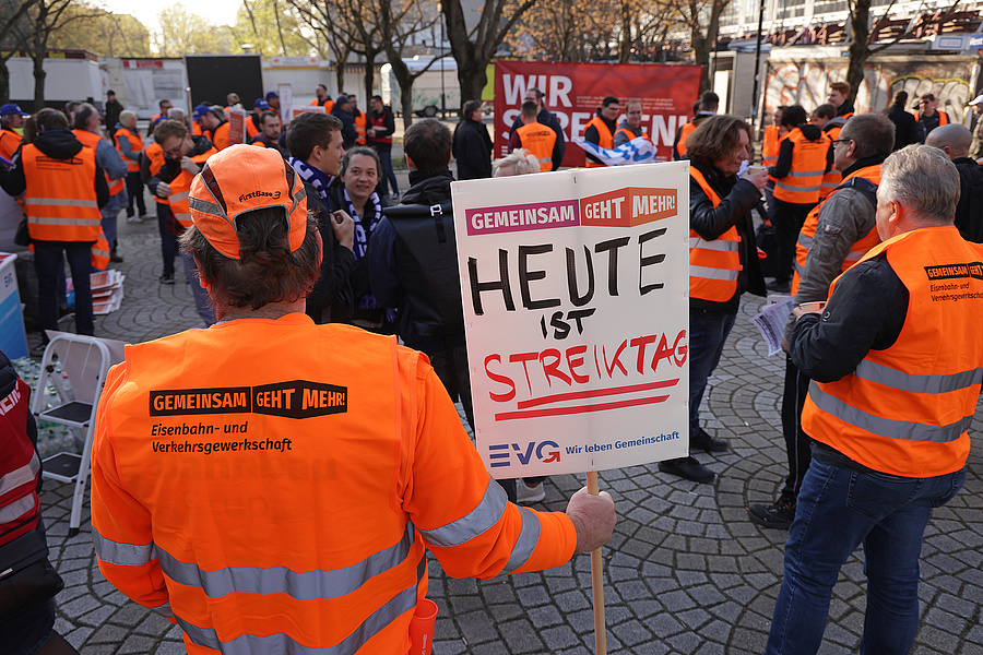 Vasúti dolgozók sztrájkolnak Berlinben 2023. április 21-én.