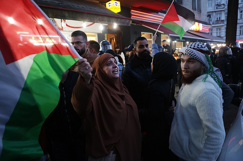 65 rendőr sérült meg egy palesztinbarát tüntetésen Berlinben