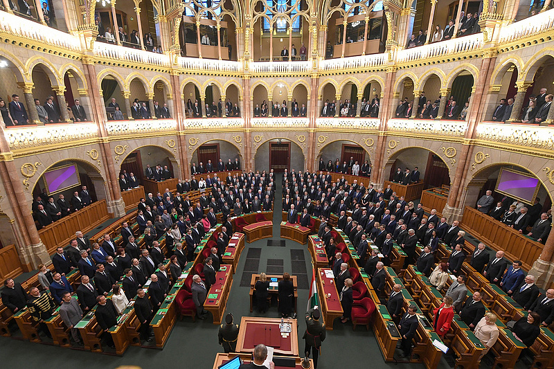 Összefeszülnek ma a pártok a választási törvények módosítása miatt a parlamentben