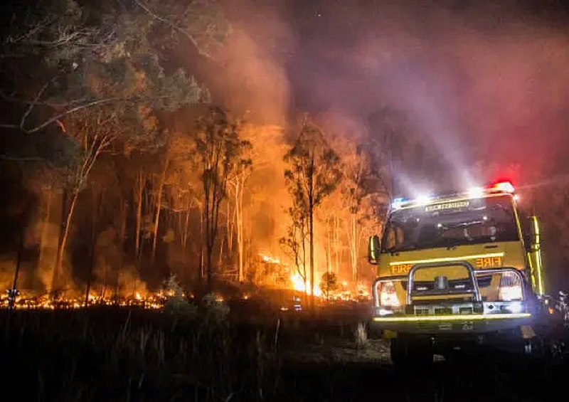 15 méteres lángokkal égnek az ausztrál erdők