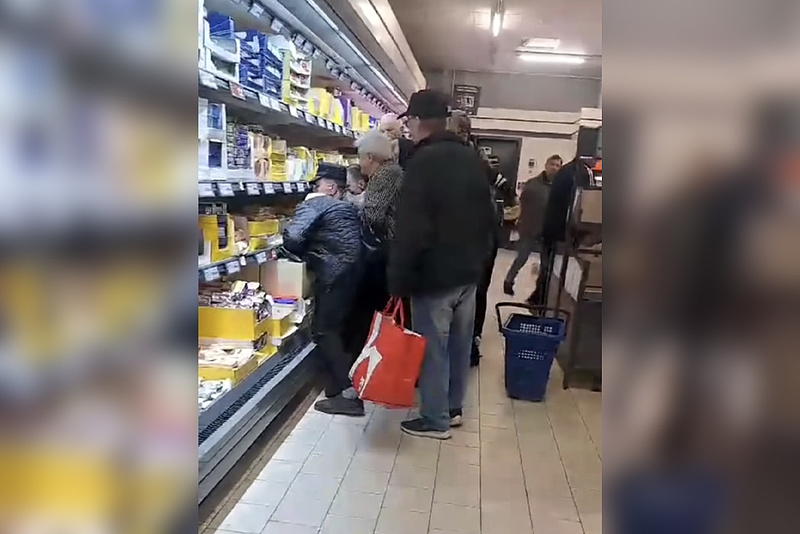 Akciós sajtért tört ki ádáz küzdelem egy szupermarketben