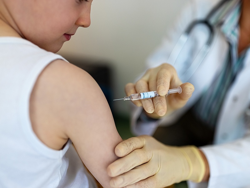 Itthon jelenleg nincs Covid-vakcina gyermekek számára
