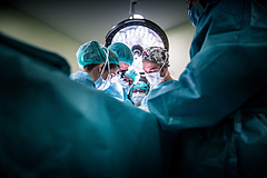Tovább duzzadnak a várólisták, már 48 ezren toporognak műtétre várva