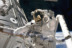 Óránként 51,5 millió forintért kísérletezhet a magyar űrhajóssal a Nemzetközi Űrállomáson