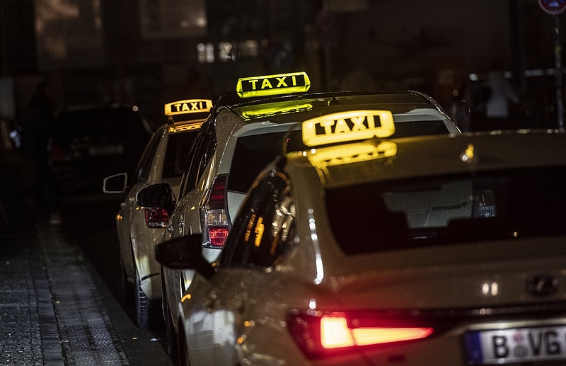 Ezerötszáz taxis kerül lapátra, mert rosszul beszélnek németül
