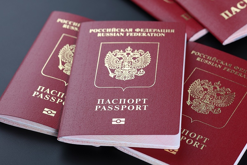 Fóliázás orosz módra: csak útlevéllel adják ki a „külföldi ügynökök" könyveit
