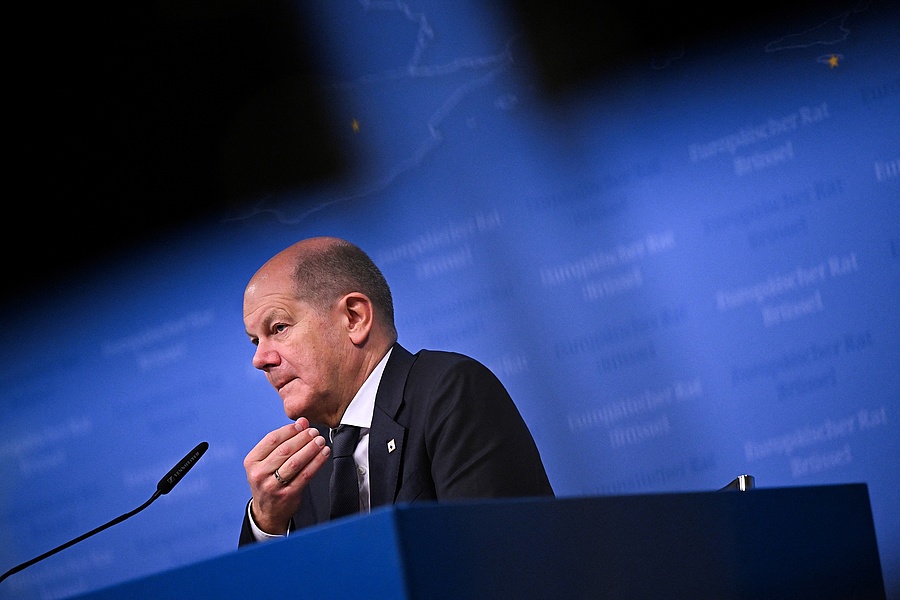 Olaf Scholz német kancellár az Európai Unió csúcstalálkozóján 2023. október 27-én.