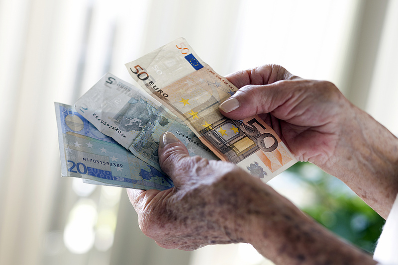Szlovákiában 13. nyugdíjat tehet a kormány a fa alá