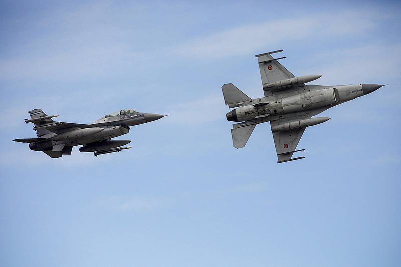 Ukrán pilóták felkészítését is szolgáló F-16-os kiképzőközpontot avattak