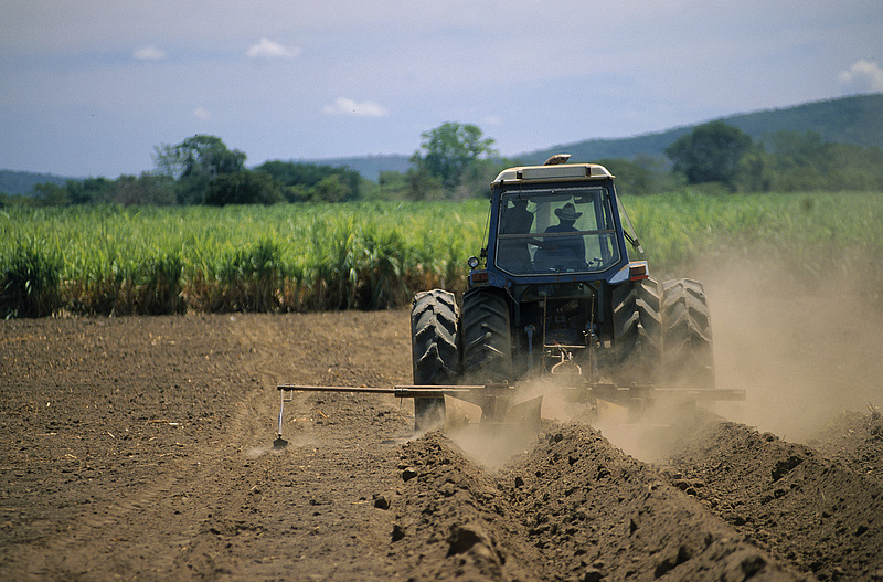 Bezuhant az értékesítés: új traktor helyett a régit szereli a magyar gazda