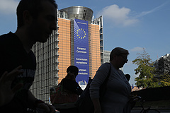 Csordultig vannak a tartályok, mégis ellátási gondoktól tart az Európai Bizottság