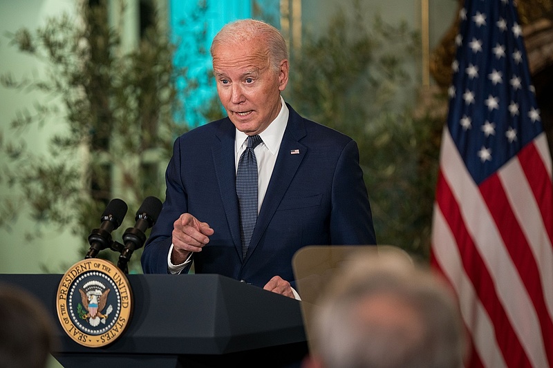 „Tartsatok ki, jövünk″ – A túszoknak küldött üzenete miatt magyarázkodott Biden