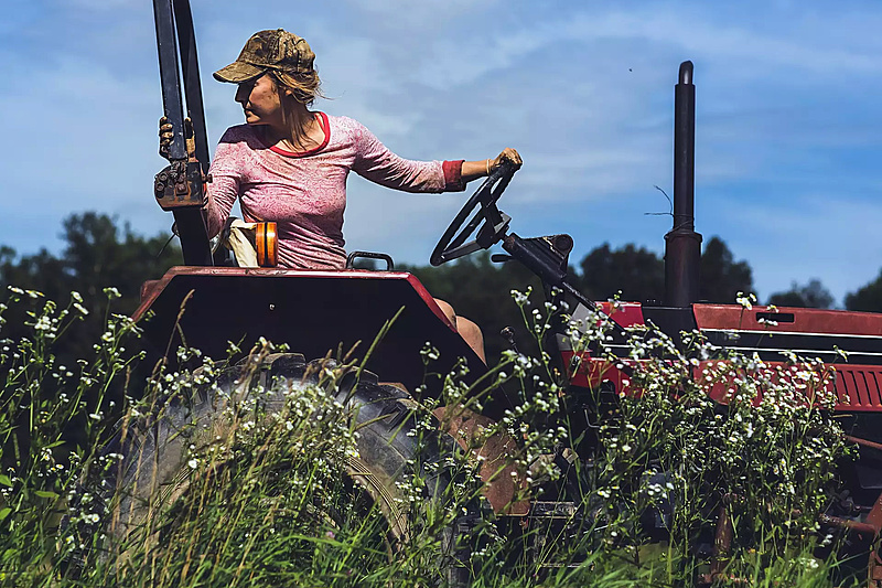 Mezőgazdásznők: zúg a traktor, szánt az eke