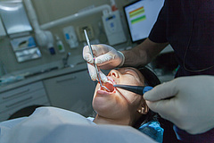 Horror a fogászaton: 60 ezerért húzták ki a beteg hét fogát kamuorvosok