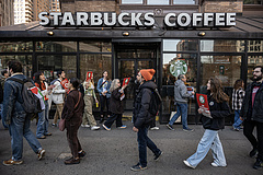 Falhoz csapják a vörös csészét: kiborultak a Starbucks dolgozói