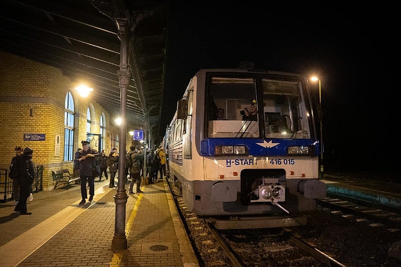 Vitézy beleszállt a MÁV-ba: Pest könyékéről vittek vonatot a kormány kedvenc vonalára?