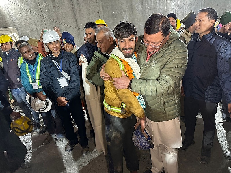 Csoda a Himalájában: mind a 41 munkást élve hozták ki a beomlott alagútból