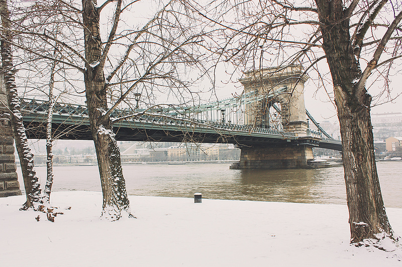 Itt a havazás és az ónos eső, Budapesten már sózzák az utakat