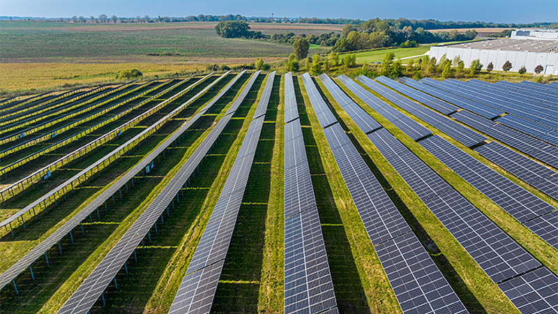Az E.ON által üzemeltetett naperőmű megújuló energiaforrást biztosít az AGC Glass Hungary számára (x)