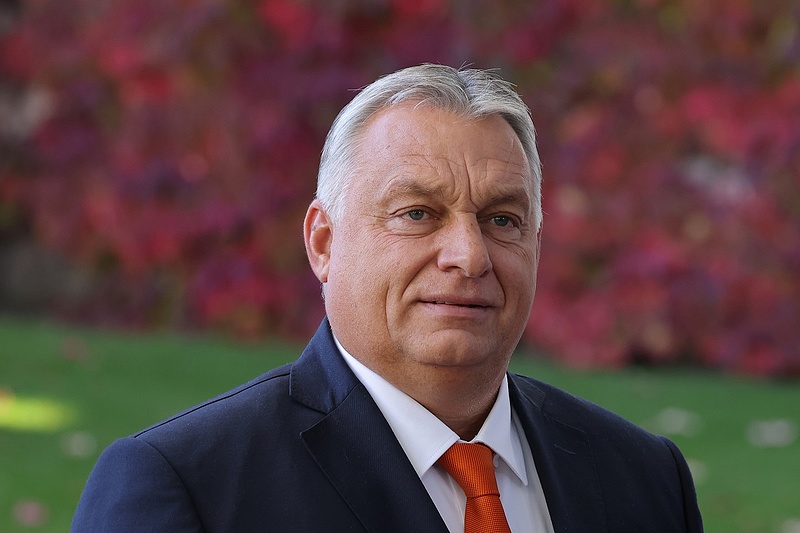 Orbán Viktor igazi sztárvendéggel gyújtotta meg az első adventi gyertyát