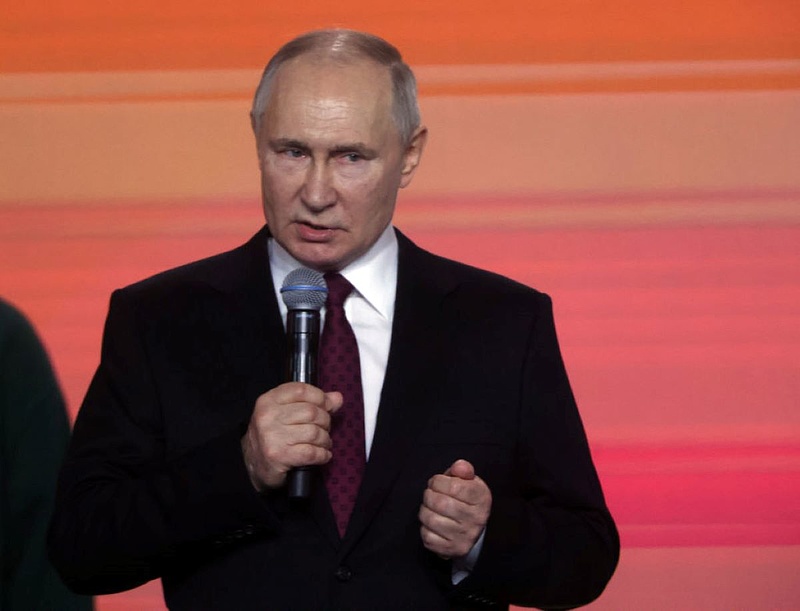Putyin unja az orosz telet, sejkek között melegedne