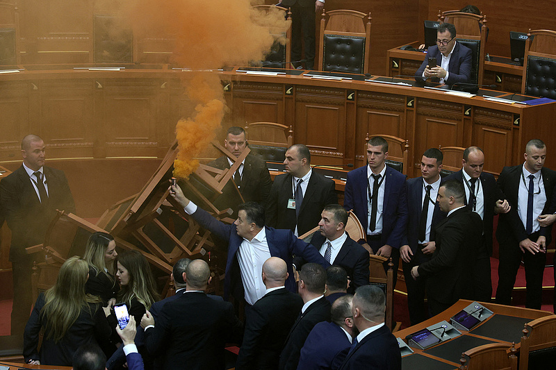 A tiranai parlamentben gyújtogattak az albán politikusok 