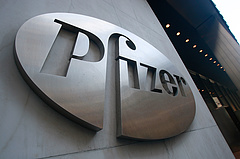 A lengyel után a magyar kormányt is milliárdokra perli a Pfizer