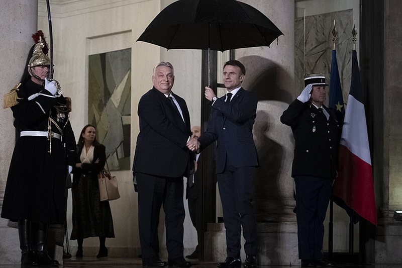 Guardian: Orbán Viktort nem vacsoráztatni kell, hanem meg kell regulázni